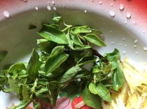 罗勒、香葱洗净切小段待用