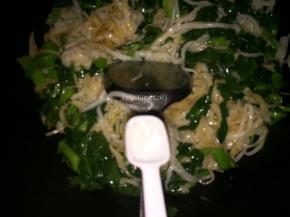 .再次加入少许盐翻炒入味