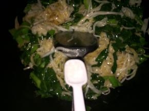 .再次加入少许盐翻炒入味