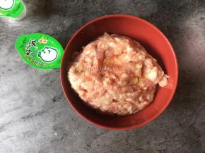 肉沫放入大碗中，加入适量食用油