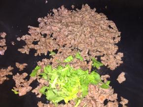 加入芹菜快速翻炒出锅
