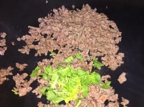 加入芹菜快速翻炒出锅
