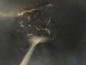 接着热锅，放入猪油（炒芥蓝和牛肉用猪油炒最香了，在潮汕的炒牛肉粿条中通常都用猪油）
