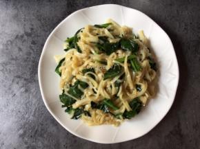 炒熟的荷粉先装盘备着
