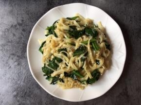 炒熟的荷粉先装盘备着
