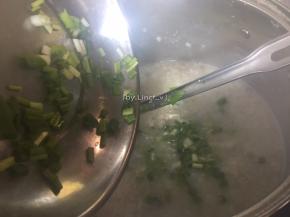 最后撒上葱花搅拌均匀关火即可食用
