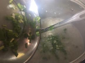 最后撒上葱花搅拌均匀关火即可食用
