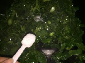 加入盐和味精调味
