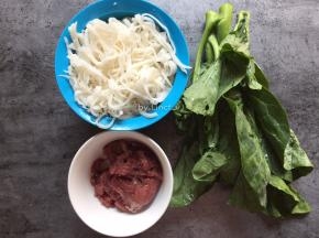 所需食材:芥蓝4棵、荷粉400g、新鲜牛肉150g、沙茶酱1勺、辣椒油半勺、盐适量、味精少许、鱼露少许、芹菜1棵、淀粉适量、猪油适量

