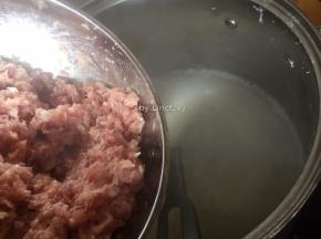 待米粒开花时加入肉沫搅拌均匀