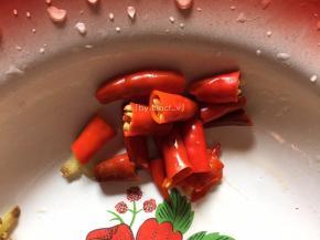 小辣椒洗净切小待用