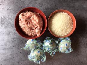 所需食材:
皮蛋4个、肉沫200g、大米大半碗、香葱2根、家乐浓汤宝1块、鸡精1匙、盐少许、食用油适量