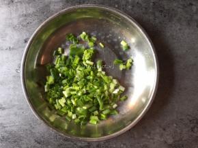 香葱洗净后切成葱花待用
