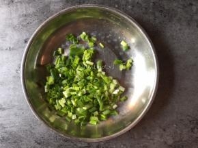 香葱洗净后切成葱花待用
