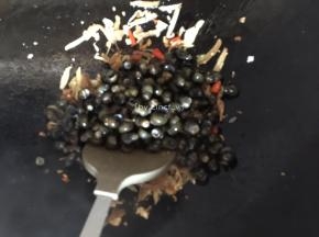 然后加入田螺翻炒至螺盖开始脱离田螺
