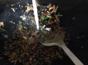 最后加入水淀粉翻炒收汁即可
