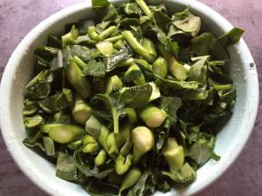 先将芥蓝洗净后切小待用
