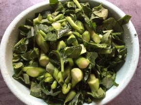 先将芥蓝洗净后切小待用
