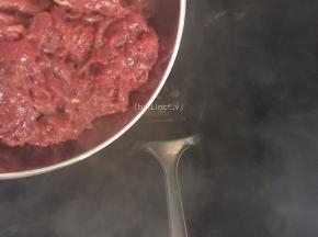 加入拌好的牛肉翻炒