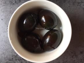 .煮粥时可先将皮蛋去壳