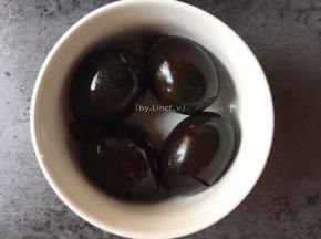 .煮粥时可先将皮蛋去壳