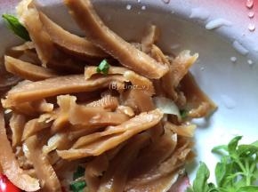 萝卜干洗净切丝（如果是较咸的萝卜干可提前泡泡）