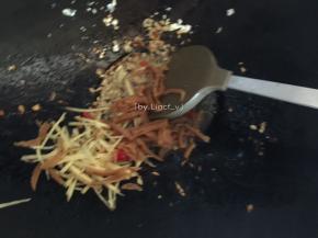 加入萝卜干炒香
