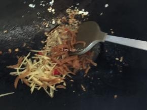 加入萝卜干炒香
