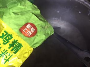 加入少许鸡精（可不加）
