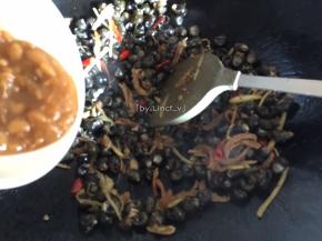 加入豆瓣酱翻炒均匀