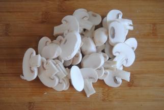 蘑菇洗净去蒂切片