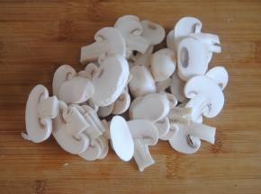 蘑菇洗净去蒂切片