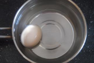 鸡蛋放入水里煮8分钟后过冷水去壳备用