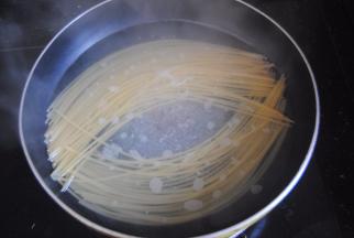 意面放入水里煮沸后再煮8分钟即可捞出