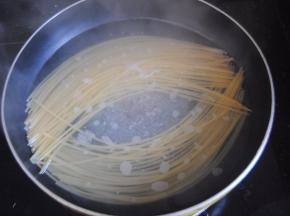意面放入水里煮沸后再煮8分钟即可捞出