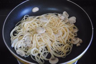 倒入意面翻炒均匀