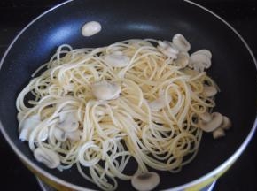 倒入意面翻炒均匀