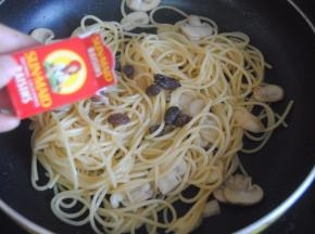 加入加州葡萄干拌匀