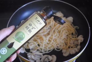 倒入又伊鲜柚子胡椒沙拉汁拌匀即可