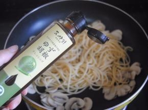 倒入又伊鲜柚子胡椒沙拉汁拌匀即可