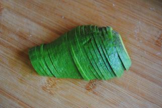 牛油果切薄片摆盘即可