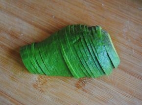 牛油果切薄片摆盘即可