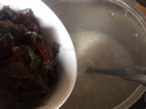 再加入切小的皮蛋煮开
