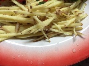 将生姜切丝待用