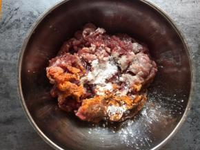 将鲜牛肉放入盆中，加入沙茶酱、辣椒油、淀粉，然后抓匀待用