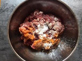 将鲜牛肉放入盆中，加入沙茶酱、辣椒油、淀粉，然后抓匀待用