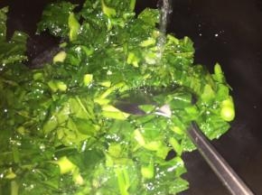 可加入少许清水，保持芥蓝青翠又易熟
