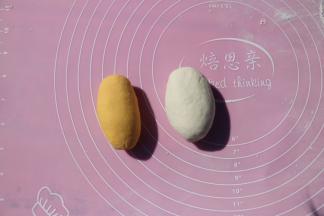 分别揉成椭圆形
