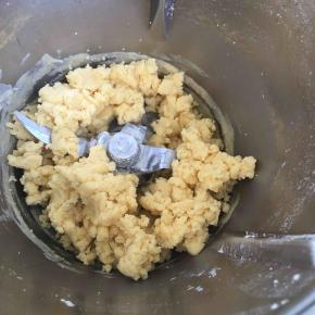 先做派皮
我的主料部分就是派皮的全部材料。先要将50克黄油室温软化，放入主锅，接着放30克糖粉，2个蛋黄，125克低筋面粉，以20秒/速度4混合，混合以后如上图，拿出来整成球形，用保鲜膜包起来，放入冰箱冷藏30分钟