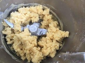 先做派皮
我的主料部分就是派皮的全部材料。先要将50克黄油室温软化，放入主锅，接着放30克糖粉，2个蛋黄，125克低筋面粉，以20秒/速度4混合，混合以后如上图，拿出来整成球形，用保鲜膜包起来，放入冰箱冷藏30分钟